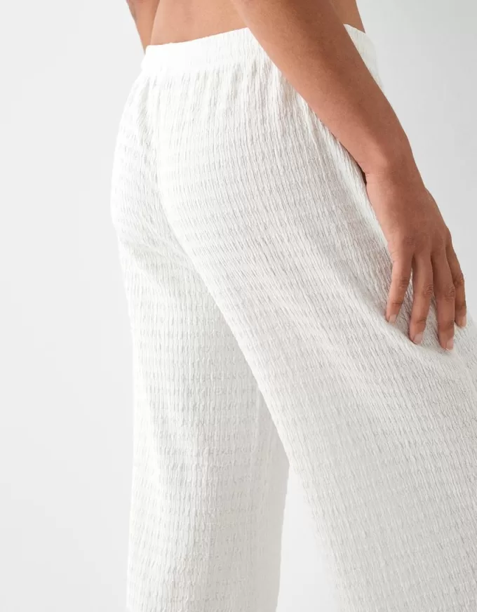 Pantalones rectos con punto waffle Off white