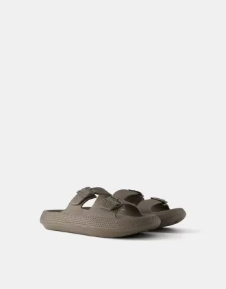 Sandalias de hombre engomadas con hebillas. 1-048