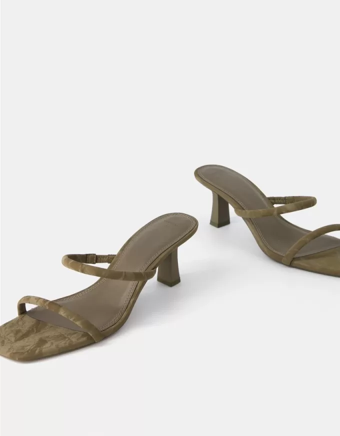Sandalias de tacón kitty con doble tira KHAKI