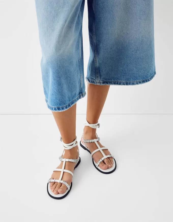 Sandalias planas con detalle de anilla. WHITE