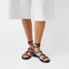 Sandalias planas con detalle de anilla. BLACK