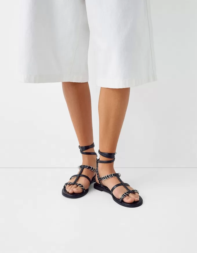 Sandalias planas con detalle de anilla. BLACK