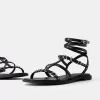 Sandalias planas con detalle de anilla. BLACK