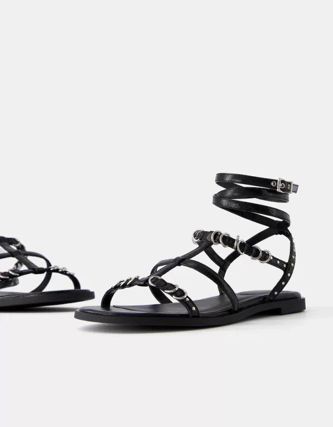 Sandalias planas con detalle de anilla. BLACK