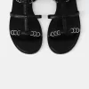 Sandalias planas con detalle de anilla. BLACK