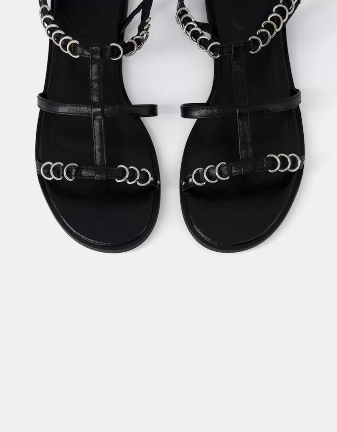 Sandalias planas con detalle de anilla. BLACK