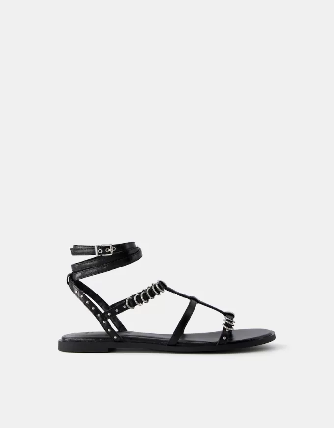 Sandalias planas con detalle de anilla. BLACK