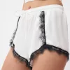 Shorts de encaje satinado Off white