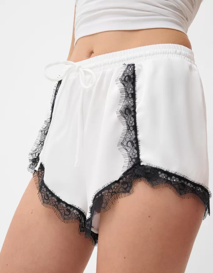 Shorts de encaje satinado Off white