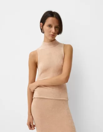 Top de terciopelo con cuello alto y detalle de lazo Sand