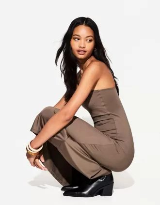 Vestido midi asimétrico con hombros descubiertos Brown