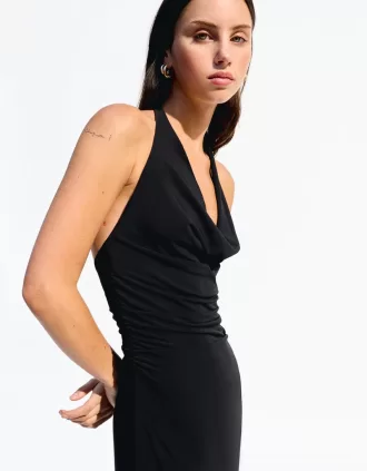 Vestido midi con bajo asimétrico de BERSHKA SERIES Black