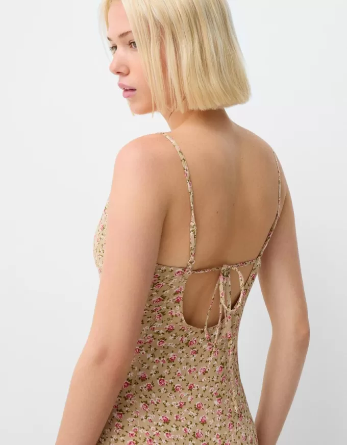 Vestido midi de crepé estampado con volantes Khaki Vestido midi de crepé estampado con volantes Khaki