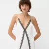 Vestido midi de encaje satinado Off white Vestido midi de encaje satinado Off white