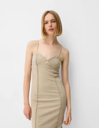 Vestido midi de sarga con tirantes y detalles de costuras Camel