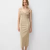 Vestido midi de sarga con tirantes y detalles de costuras Camel