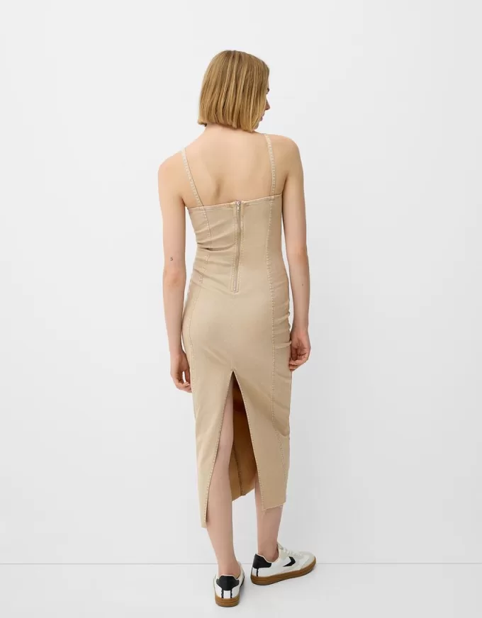 Vestido midi de sarga con tirantes y detalles de costuras Camel