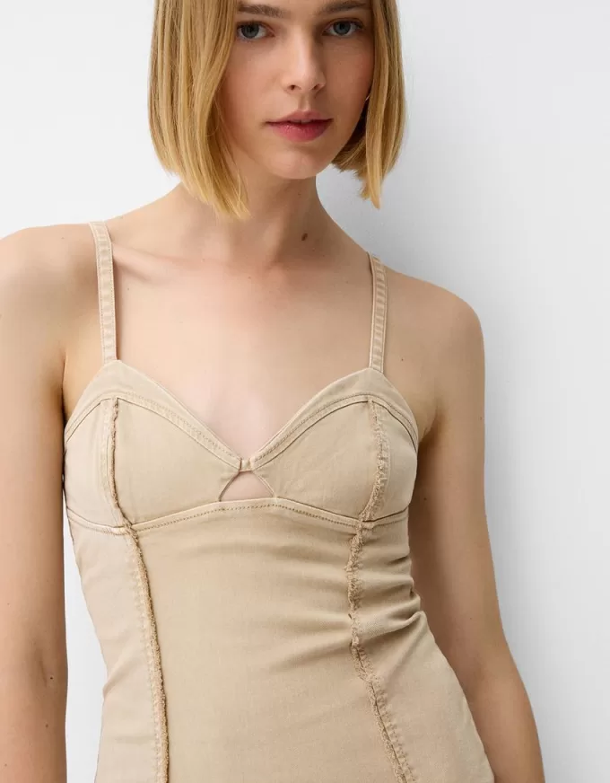 Vestido midi de sarga con tirantes y detalles de costuras Camel