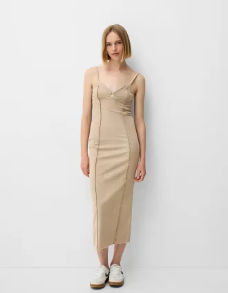 Vestido midi de sarga con tirantes y detalles de costuras Camel