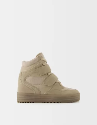 Zapatillas altas con cuña interior. TAUPE