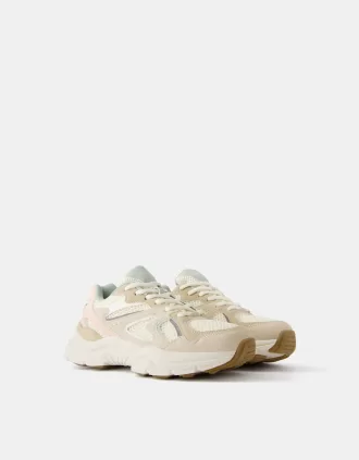 Zapatillas en contraste con detalle de malla. BEIGE