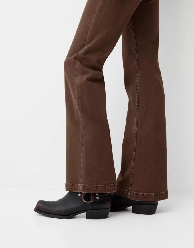 pantalones acampanados de sarga Brown
