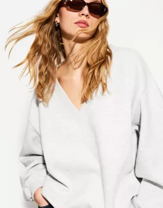 suéter con cuello en V Grey